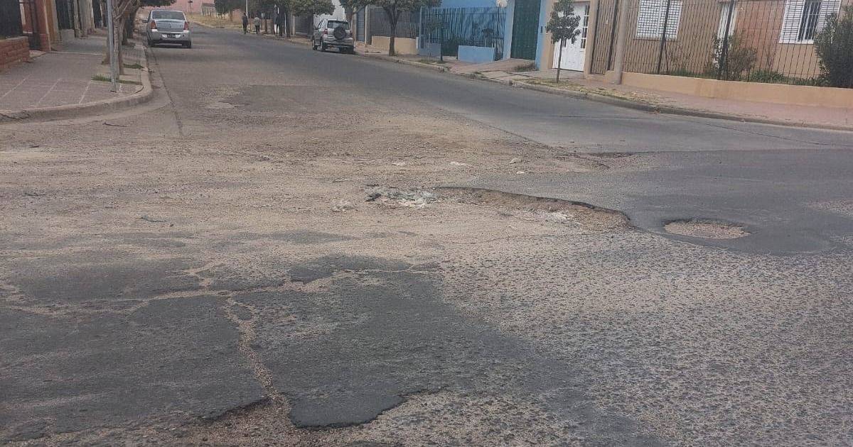 Crecen los reclamos por la multiplicación de baches y “cráteres” en la ...