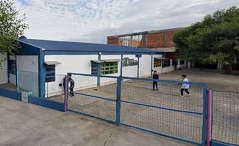 Al borde del cierre: abrazo simbólico por la Escuela Darwin en La Punta