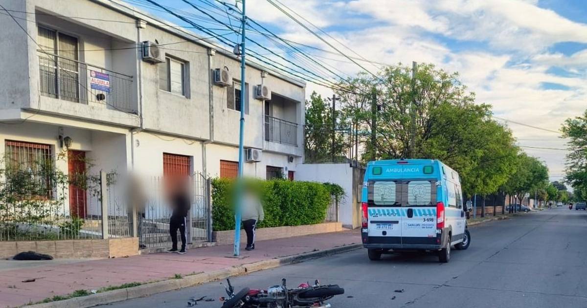 Un motociclista sufrió heridas de consideración y buscan al conductor que huyó