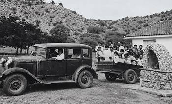 La historia de una foto en blanco y negro y de la restauración del escudo lleno de colores