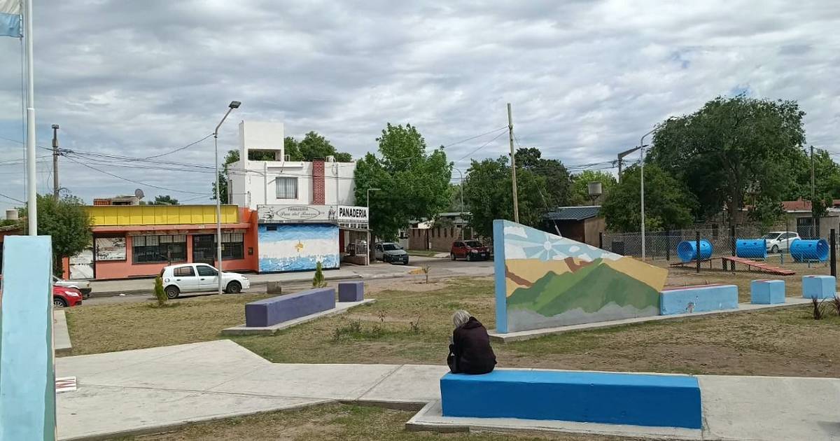 Tiraron al suelo a una chica para robarle el celular en el barrio Amep