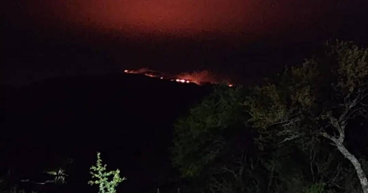 Un incendio en el filo de Merlo mantiene en alerta a bomberos de San Luis y Córdoba