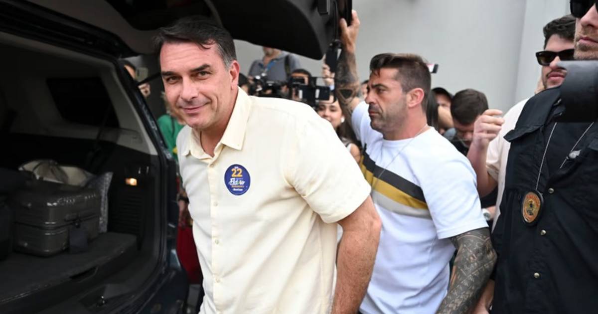 Un medio asegura que Flávio Bolsonaro huyó a Estados Unidos