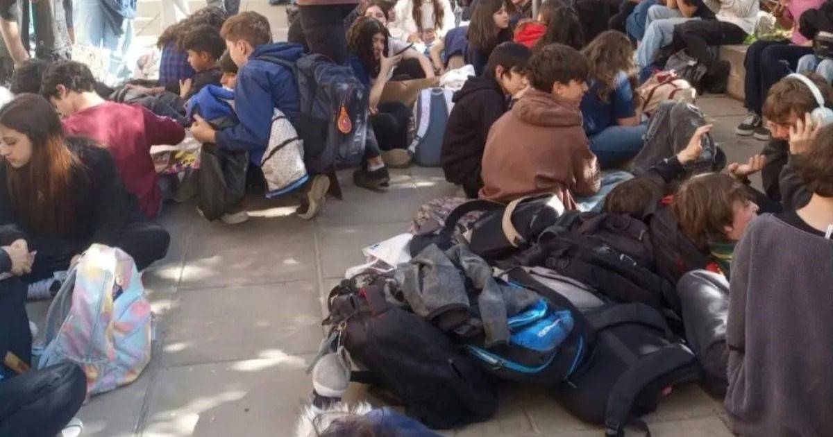 Alumnos del Santiago Besso protestaron en la calle por la agresión a una compañera