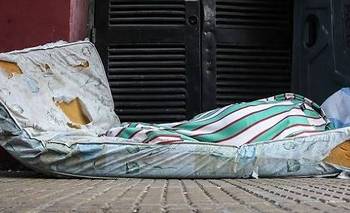 Está en situación de calle con su hijo, es madre soltera y pide ayuda