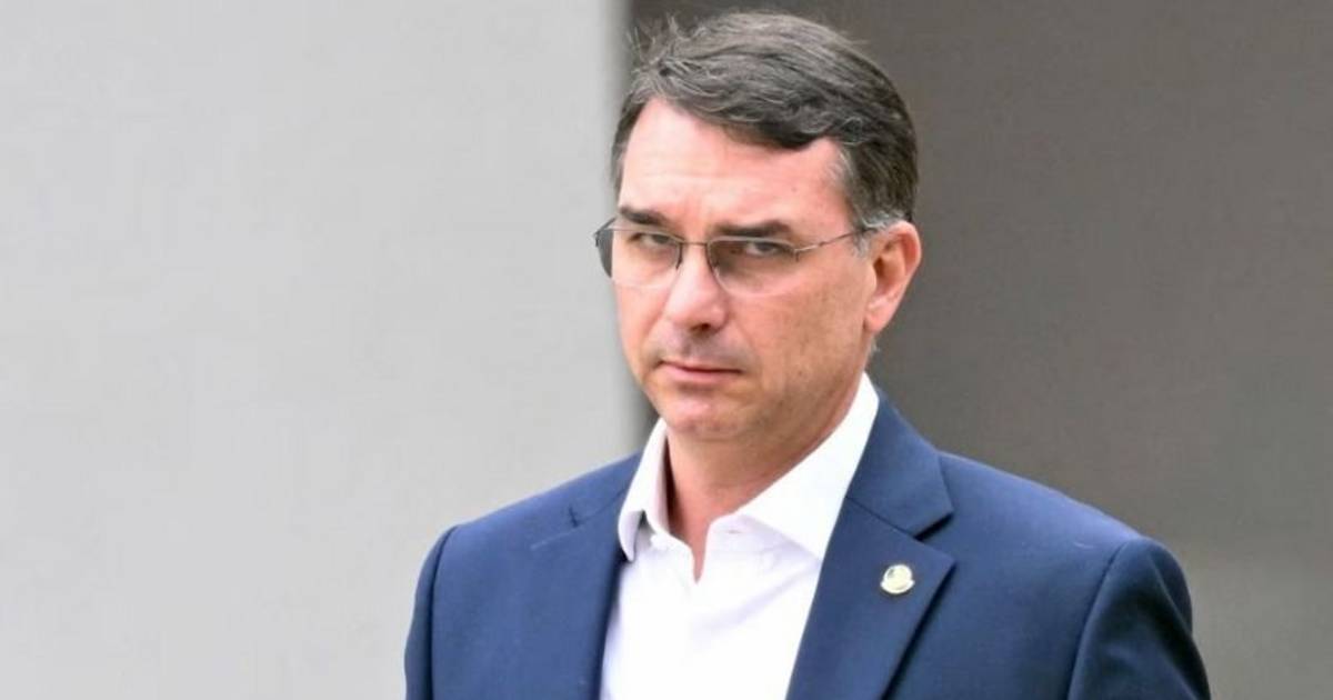 La fiscalía desestimó la denuncia por el ingreso de Flávio Bolsonaro al país