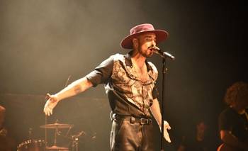 Un ángel con canciones emotivas